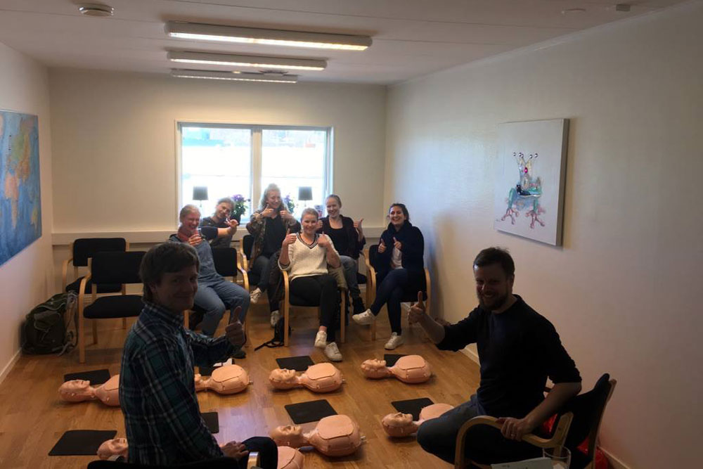 Gruppfoto på deltagarna i HLR utbildning