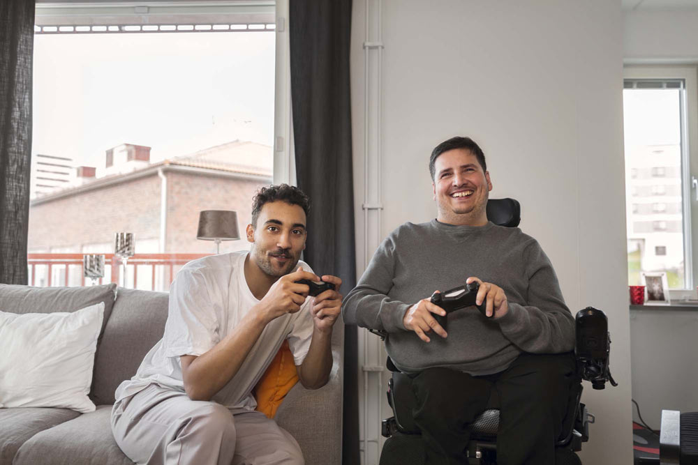 Två personer sitter och spelar TV-spel